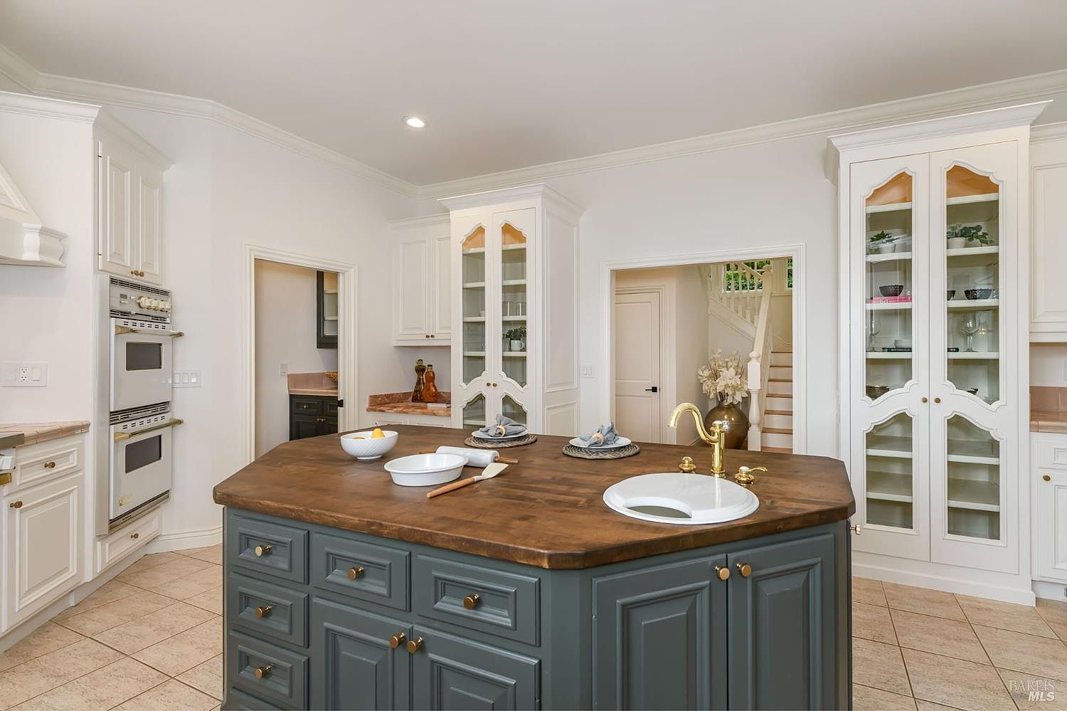 Kitchen with breakfast room and pantry